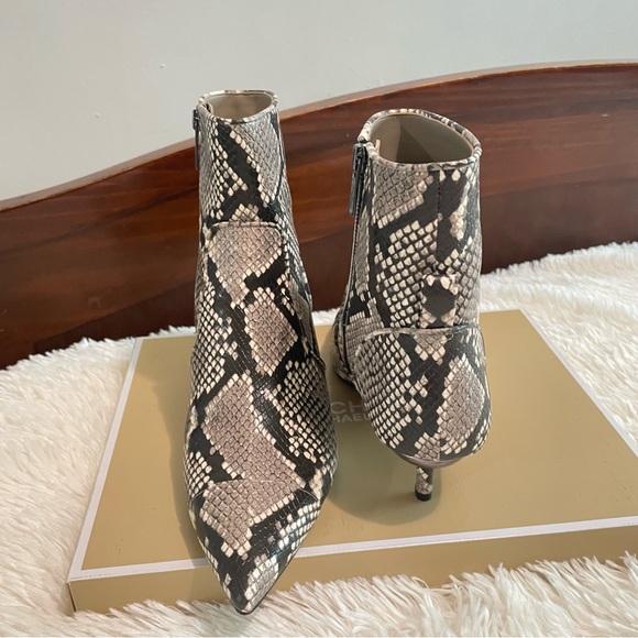 NEW Michael Kors Kadence Kitten Bootie EMB Faux Leather Color Sand Size 9.5M Box - Picture 8 of 16